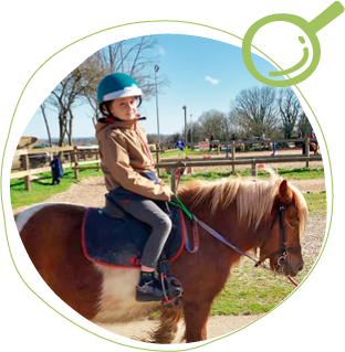 Picto loupe et photo d’un enfant sur un poney équipé de rênes Équidrive