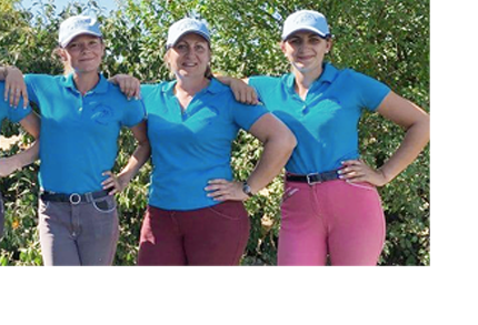 Équipe de 3 monitrices souriantes et portant toutes une casquette et un polo aux couleurs du Poney Club d’Allonnes